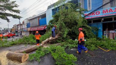 Angin disertai hujan