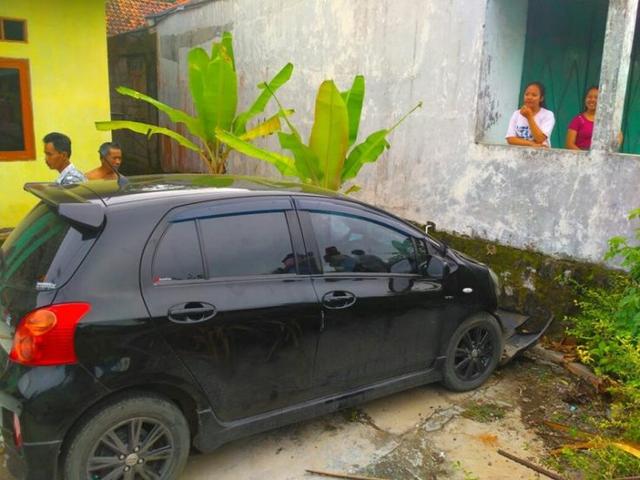 Kawunganten, Cilacap, Kecelakaan Tunggal, Toyota Yaris, Serayunews.com, serayunews, cilacap