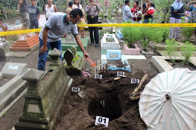 Pembongakran Makam, Makam Bayi, Makam Cilacap