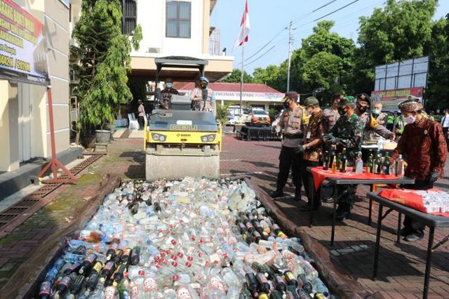 pemusnahan botol miras polres banjarnegara, pemusnahan petasan polres banjarnegara, serayunews, serayu news, berita terkini, berita hari ini