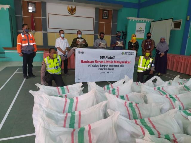 pt semen indonesia membagikan beras, solusi bangun indonesia, ramadhan berbagi, serayunews, serayu news, berit aterkini, berita hari ini