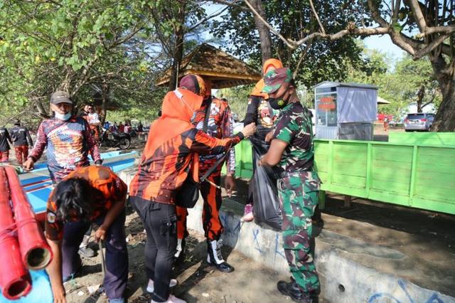 ormas pemuda pancasila, kerja bakti memberisihkan pantai teluk penyu, serayunews, serayu news, berita terkini, berita hari ini