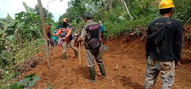 tiga tebing di wanareja longsor, tebing longsor wanareja, dayeluhur, serayunews, serayu news,berita terkini, berita hari ini