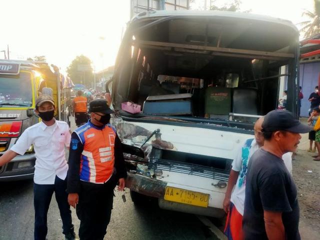 kecelakaan di perlintasan kereta api, bus menerobos palang pintu kereta api, serayunews, serayu news, berita terkini, berita hari ini