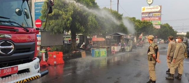 pembubaran pkl alun-alun purwokerto, pembubaran pedagang kaki lima di purwokerto, serayunews, serayu news, berita terkini, berita hari ini, penyemprotan cairan disinfektan, pkl purwokerto dibubarkan paksa, pembubaran pkl secara paksa di alun-alun purwokerto