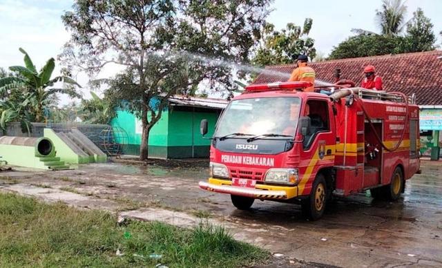 covid-19 kroya, penyemprotan cairan disinfektan krota, searyunews, serayu news, berita terkini, berita hari ini