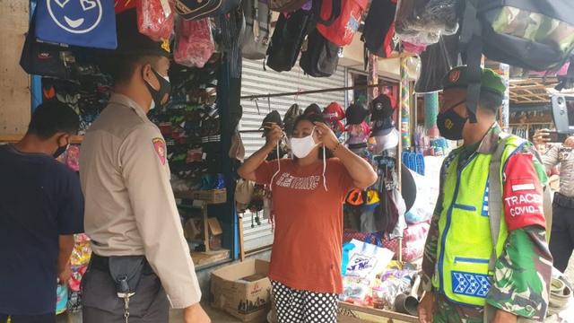 protokol kesehatan, penyemprotan cairan disinfektan, desa purwanegoro, pasar purwanegaro, serayunews, serayu news, berita terkini, berita hari ini