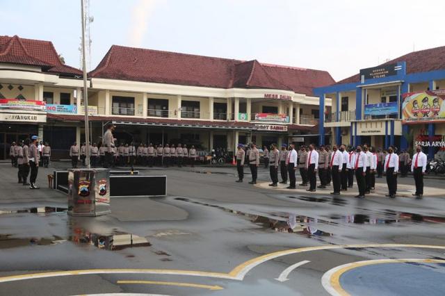 reward personel polres cilacap, puluhan anggota polres cilacap menerima reward, polres cilacap, serayunews, searyu news, berita terkini, berita hari ini