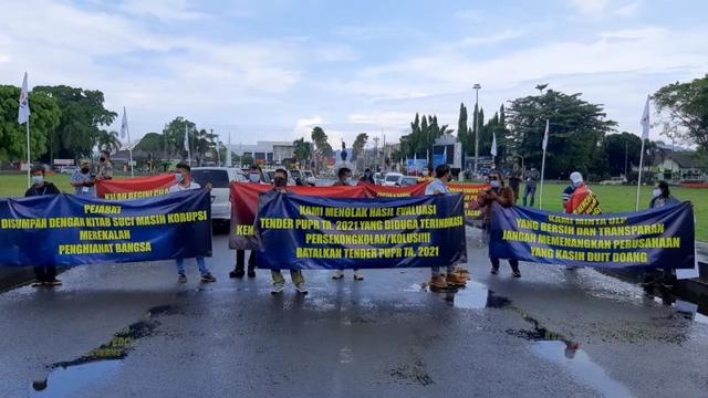 unjuk rasa masyarakat cilacap, unjuk rasa di depan kantor bupati cilacap, serayunews, serayu news, berita terkini, berita hari ini