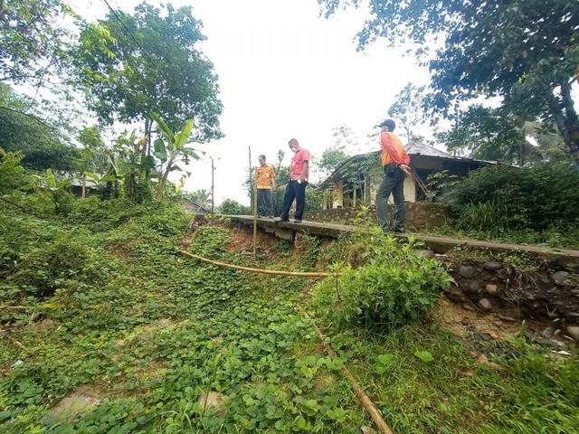 jalan desa kasih amblas, hujan deras, cuaca purbalingga,serayunews, serayu news, berita terkini, berita hari ini