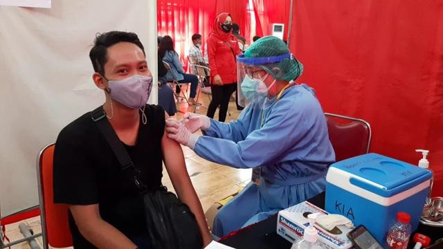 vaksinasi dpc pdi perjuangan cilacap, vaksin covid-19, vaksinasi massal, serayu news, serayu news, berita terkini, berita hari ini, cilacap