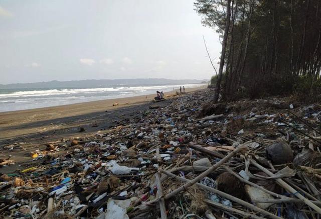 pantai kemiren, sampah, intensitas gelombang tinggi, berita terkini, berita hari ini