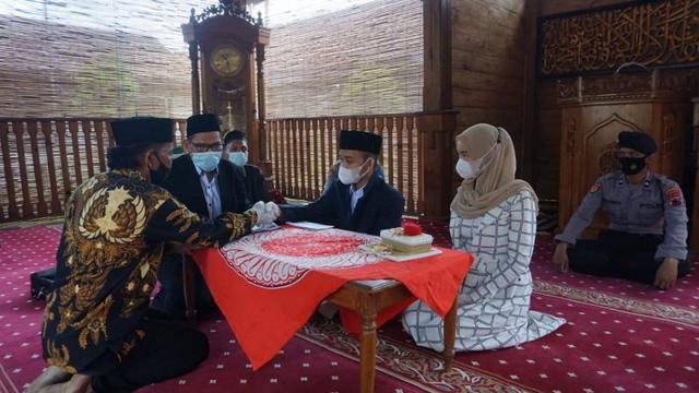 pernihkahan tahanan polres purbalingga, tahanan polres purbalingga, menikah, penikahan dalam penjara, berita terkini, berita hari ini, polres purbalingga