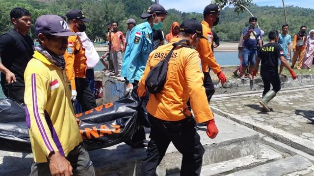 pantai logending, evakuasi korban tenggelam di pantai logending, berita terkini, berita hari ini, kecamatan ayah