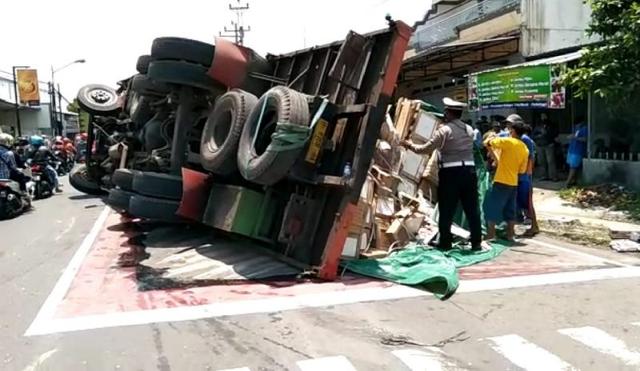 kecelakaan, simpang empat sirongge, purbalingga, truk guling, berita terkini, berita hari ini