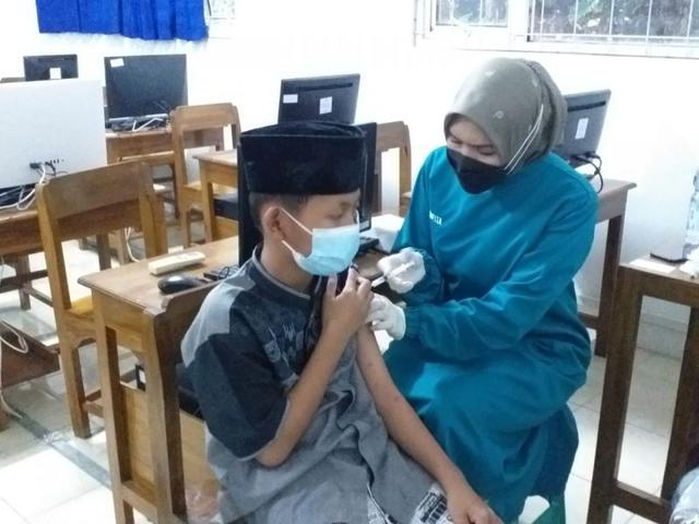 vaksinasi, vaksin covid-19, pondok pesantren Tangho banjarnegara, Pondol Pesantren Tanbihul Ghofiliin banjarnegara, berita terkini, berita hari ini