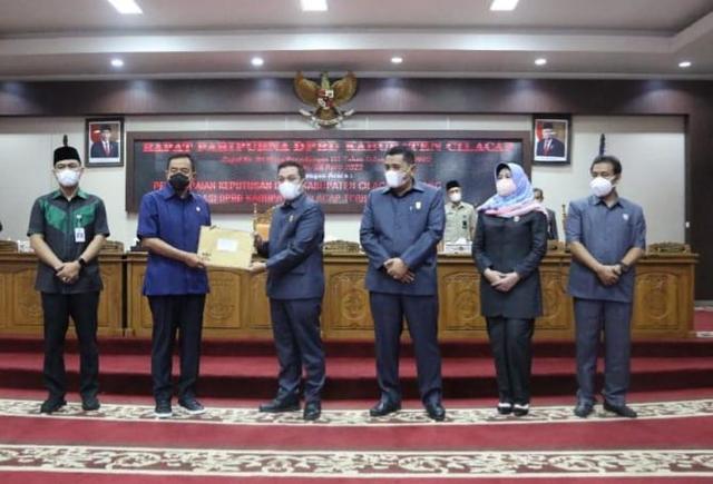 bupati cilacap menyerahkan lkpj 2021