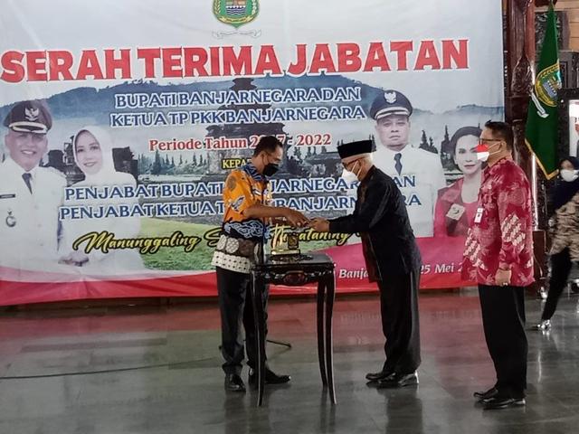 penyerahan jabatan kepada Tri Harso Widirahmanto