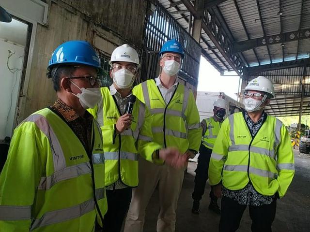 Direktur Manufacturing SBI, Soni Asrul Sani, Ketua Komisi VII DPR, Sugeng Suparwoto, Direktur Utama SBI,, Lilik Unggul Raharjo, dan Duta Besar Denmark, H.E. Lars Bo Larsen, berfoto bersama saat kunjungan di fasilitas pengolahan sampah menjadi bahan bakar alternatif (RDF) di Cilacap