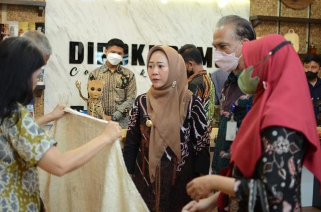 Bupati Purbalingga Dyah Hayuning Pratiwi saat mengunjungi pameran produk umkm Purbalingga