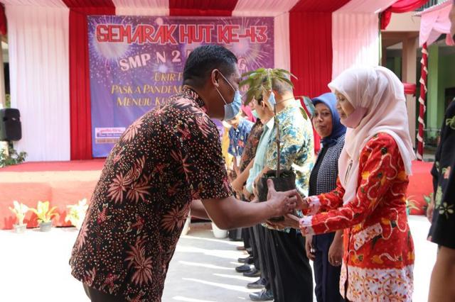 Camat Bawang Anton R saat menyerahkan bibit tanaman pada perayaan HUT SMPN 2 Bawang