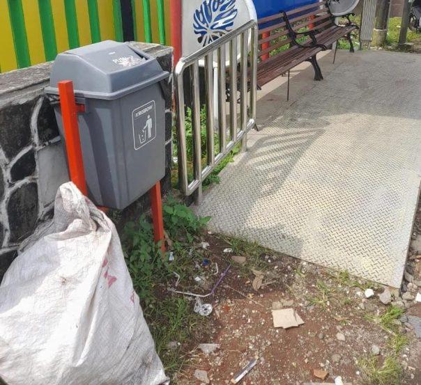 Sampah di halte BTS
