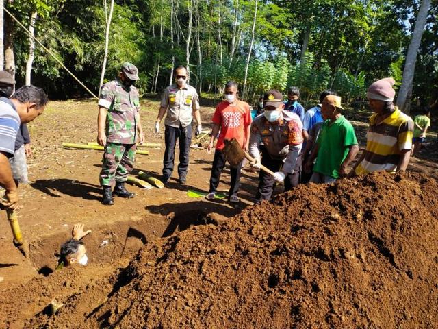 Pemakaman mayat tanpa identitas di sungai Serayu