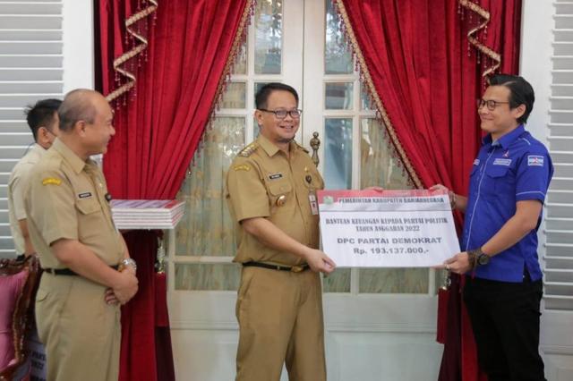 Pj bupati saat menyerahkan bantuan partai politik pada ketau DPC Partai Demokrat Banjarnegara