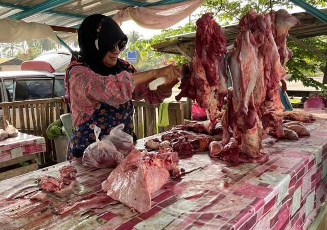 Penjual daging sapi di pasar tradisional