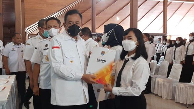 Bupati Cilacap Tatto Suwarto Pamuji saat menyerahkan SK kepada salah satu Guru PPPK tahap II
