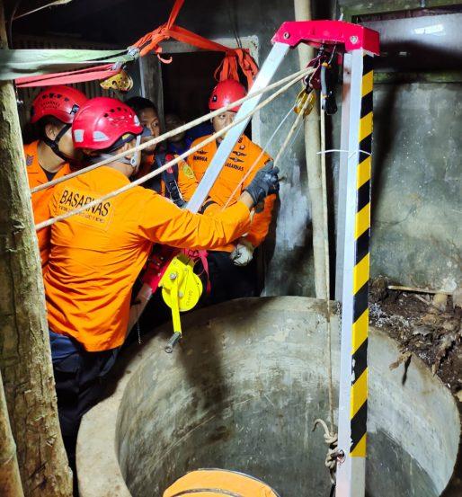 evakuasi korban yang tercebur sumur di desa dukuh turi brebes