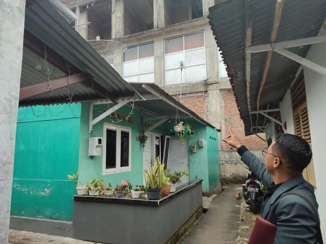 Kuasa hukum warga tunjukan perbatasan hotel dengan pemukiman warga