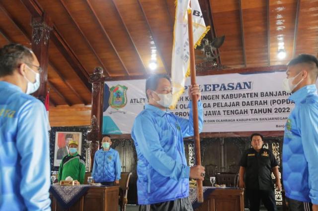 penyerahan bendera kontingen dari Pj bupati pada Plt kepala dinas pendidikan banjarnegara