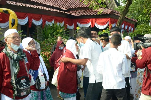 Gambar segerombol kelompok orang yang baru pulang haji.