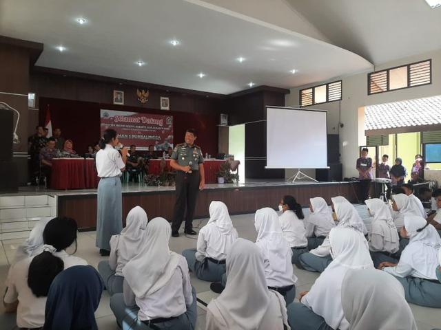 Ilustrasi yel yel MPLS SMA lagu yang populer.