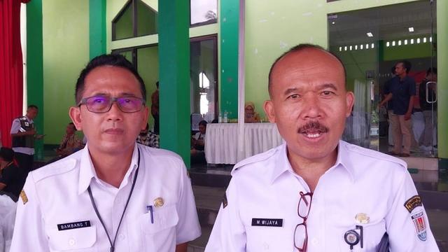 Asisten Perekonomian dan Pembangunan Sekda Cilacap M. Wijaya (Kanan) didampingi Kepala Disperkimta Bambang Tujiatno membagas tentang kawasan industri cilacap