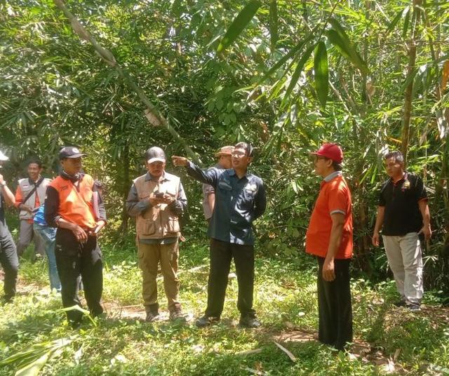 tim geologi unsoed purwokerto malakukan kajian geologi di lokasi tanah gerak desa siwarak purbalingga