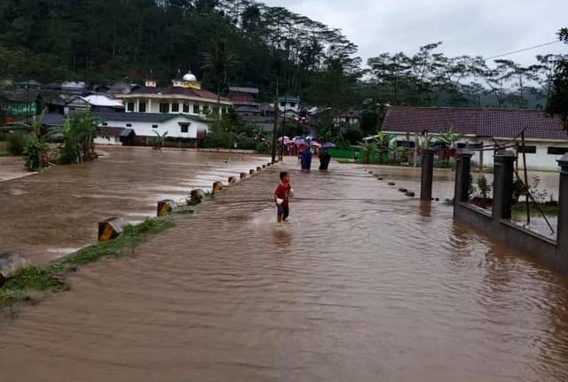 banjir desa karangjambu purbalingga akibat luapan sungai laban