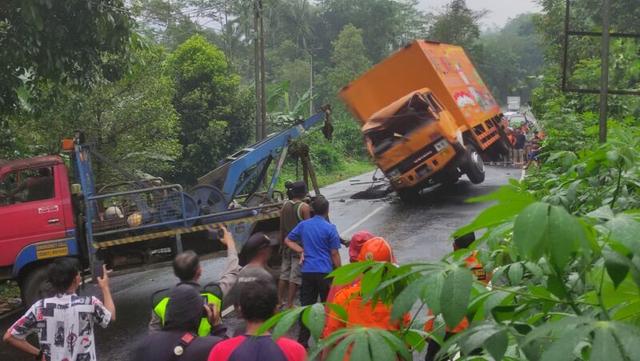 Kecelakaan truk tronton di jalur bayeman Purbalingga