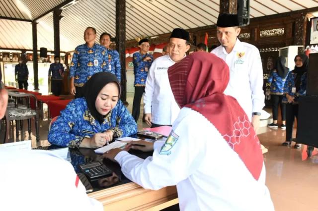 Bupati Purbalingga Dyah Hayuning Pratiwi (Tiwi) melakukan pembayaran zakat dalam Gerakan Cinta Zakat Kabupaten Purbalingga, di Pendapa Dipokusumo