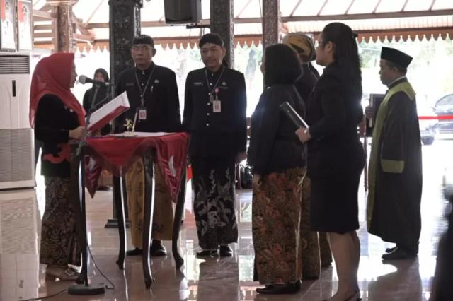 Bupati Dyah Hayuning Pratiwi (Tiwi) melantik dan mengambil sumpah 78 pejabat Pemkab Purbalingga, di Pendapa Dipokusumo