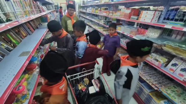 peserta belanja gratis persembahan PT HEW dan Rofik Hananto