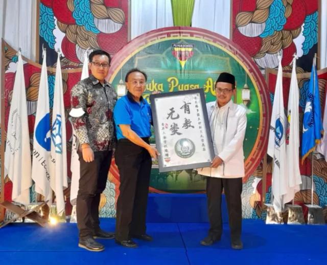 Rektor UIN Saizu, Mohammad Roqib menerima cindera mata yang diberikan Ketua Yayasan Puhua, Yudi Susanto didampingi Direktur Puhua School, Chen Tao Laoshi