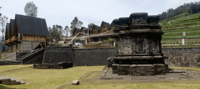 Gambar sebuah bebatuan bernama candi bewarna hitam.