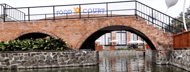 Gambar sebuah jembatan dengan arsitektur kuno.