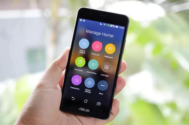 Gambar sebuah smartphone bewarna hitam.
