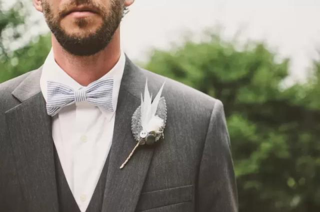 Gambar seorang pira menggunakan baju pengantin berwarna abu-abu.