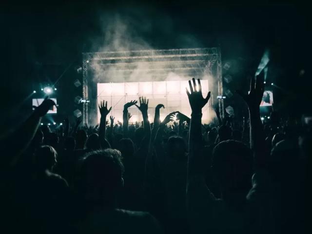 Gambar kerumunan yang sedang menonton konser.