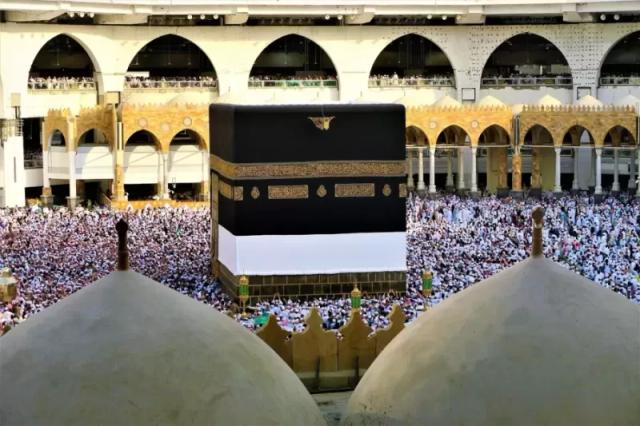Gambar bangunan kabah yang diselimuti kain berwarna hitam.