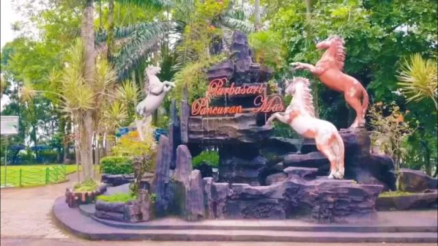 Gambar sebuah hiasan patung dari pintu masuk tempat wisata di Purbalingga
